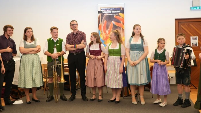 Der Kiwanis-Club „Farrach ad Undrimas“ organisierte im Pfarrsaal Zeltweg ein Benefizkonzert unter der Leitung von Professor Hugo Mali. Die Eröffnung erfolgte durch Präsidentin Margit Pirker. Mitgewirkt haben Volksmusikstudierende des Johann Joseph Fux Konservatoriums Graz, Lehrer der Musikschulen Zeltweg und Judenburg, die „Lobminger Klarinettenmusi“ unter der Leitung von Bernd Bodler und der „Familienchor Oberzeiring“ unter der Leitung von Ewald Dörflinger.