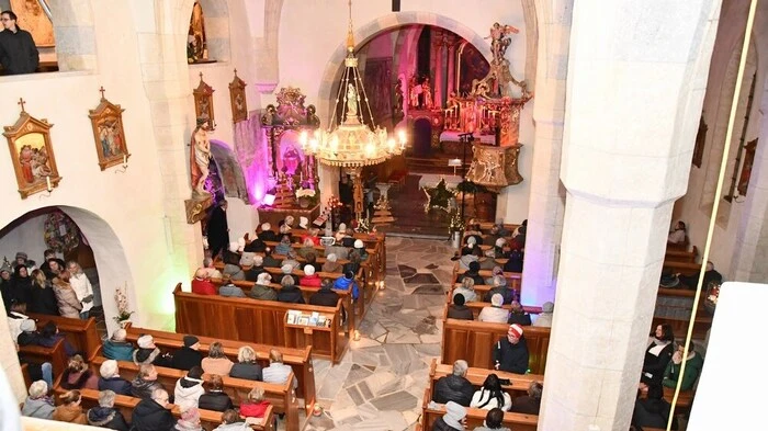 Der Projektchor des Gesangvereins St. Peter am Kammersberg lud am Wochenende zum Adventkonzert in die Pfarrkirche, der Zuspruch war enorm, alle Plätze waren besetzt. Margaretha Sackl, Direktorin der Fachschule Schloss Feistritz leitet den Chor. Zu Beginn des Konzertes begrüßte Obfrau Johanna Pöllauer.