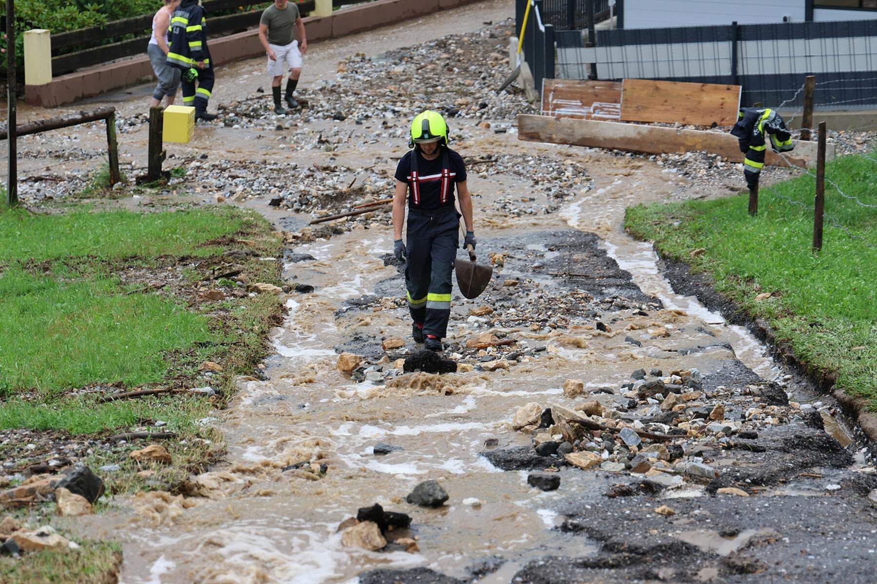 25 Einsätze für Feuerwehren: Heftige Unwetter im Murtal spülten Straße weg