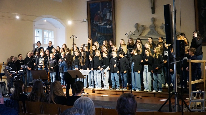 Vielfältige Songs zum Thema Zusammenhalt, Mitgefühl und Freundschaft präsentierten die Chöre und die Schulband des Abteigymnasiums Seckau dieser Tage im vollbesetzten Huldigungssaal.
