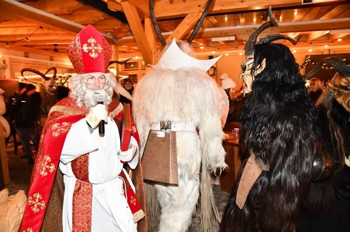 Thomas Kreiner stellte den Nikolaus dar, erzählte den Kindern aus dessen Leben und verteilte kleine Packerln, bereitgestellt vom Perchtenverein.