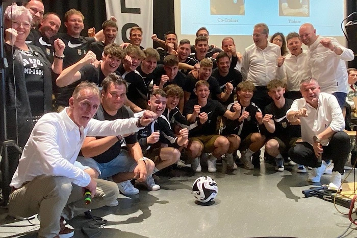 Der Sportverein, u. a. mit “Langzeitfunktionär” Rudolf Hollmann (links) und “Urgestein” Udo Mandl der sowohl als Kicker, Trainer und Funktionär über Jahrzehnte Erfolgsspuren im Vereinsgeschehen hinterlassen hat.