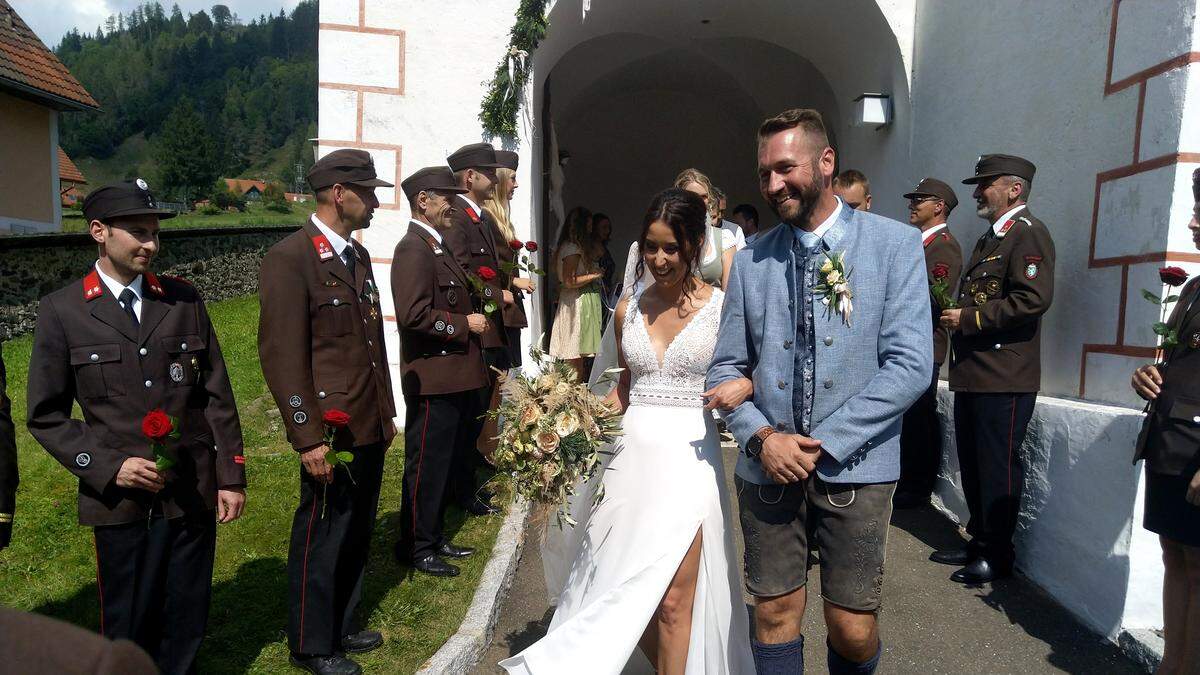 Vor der Kirche in Althofen standen die Floriani Spalier, um das Brautpaar zu begrüßen