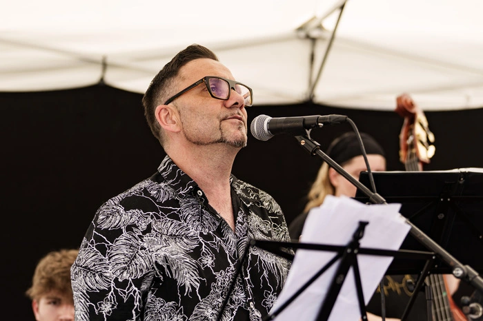 Zu hören gab es außerdem das Pomurski tamburaški orkester und die Tanzgruppe KUD Bedem, Manu Devla mit einer explosiven Mischung aus traditionellen Balkan-Rhythmen und modernen Einflüssen und Erotic Biljan & His Heretics mit 60er-Garagenmusik. Am Abend legten YJ Genosse B Drug & DJane Kupusarka indoor auf.

