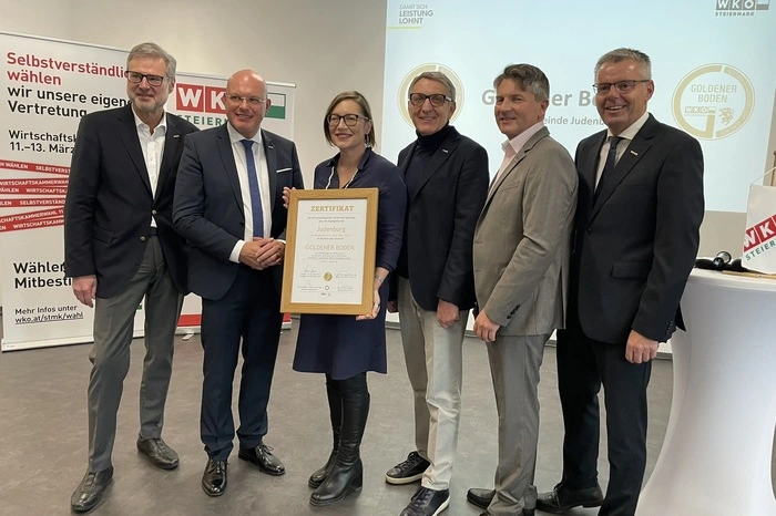 Die Auszeichnung wird unter anderem für eine zukunftsorientierte Gemeindeentwicklung vergeben. Im Bild: Kammerdirektor Karl-Heinz Dernoscheg, WK-Obmann Norbert Steinwidder, Bgm. Elke Florian, WK-Präsident Josef Herk, WK-Obmann-Stv. Albert Brunner, WK-Regionalstellenleiter Michael Gassner