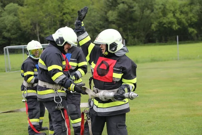 Neben der praktischen Einsatzprüfung müssen die Feuerwehrmänner noch alle Geräte, die sich im Fahrzeug der eigenen Feuerwehr befinden, bei geschlossener Jalousie finden. Dabei darf der Bewerber nur eine Handbreite davon entfernt sein.
