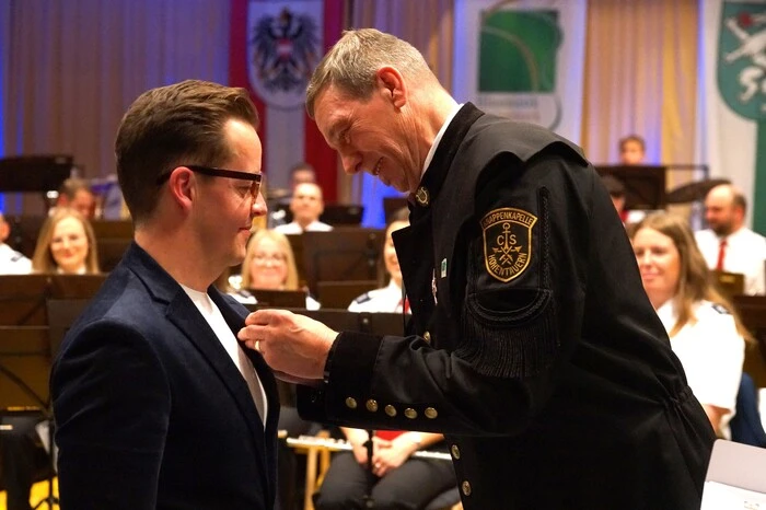 Mit der Fördernadel in Gold ausgezeichnet wurden Bürgermeister Gernot Esser...