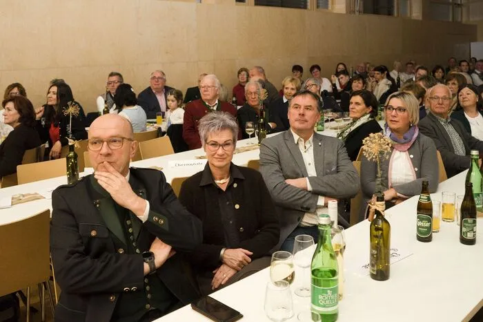 Zahlreiche Besucher folgten der Einladung. Besonders weit angereist waren Vertreter der Partnerkapelle, der Wolfertschwendener Musikanten aus dem Allgäu.