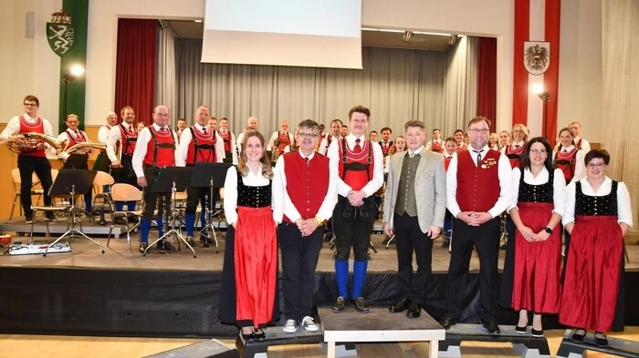 Zu einem Frühlingskonzert in der Thomas Schroll Halle lud am Wochenende der Musikverein Neumarkt mit Kapellmeister Laurenz Jandl und 40 Musikerinnen und Musikern.