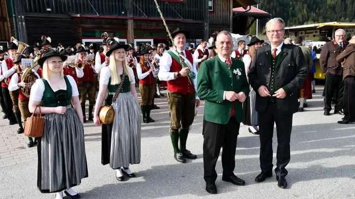 Mit Blasmusikklängen wurde am Sonntag die Landesversammlung des Steirischen Blasmusikverbandes in der Greimhalle in St. Peter am Kammersberg eröffnet. Landesobmann Erich Riegler begrüßte die Gäste, unter ihnen LH Christopher Drexler, die beiden Landtagspräsidentinnen Manuela Khom und Gabriele Kolar, die Klubobfrau der Grünen, Sandra Krautwaschl, Bezirkshauptmann Florian Waldner, Bürgermeister Herbert Göglburger sowie Bundeskapellmeister Helmut Schmid und Ehrenkapellmeister Phillipp Fruhmann.