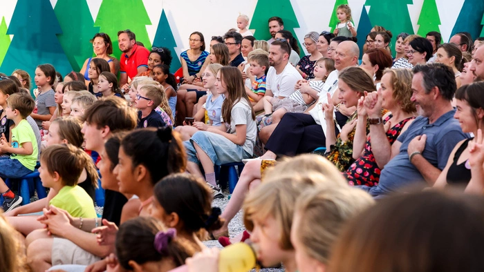Unter dem Titel „Schneewittchen – neu verzwergt“ zeigt der Märchensommer das Stück der Gebrüder Grimm in einer adaptierten Fassung von Autorin Michaela Riedl-Schlosser derzeit im Hof des Grazer Priesterseminars.