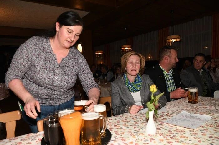 Rege Beteiligung gab es auch beim Schätzspiel: Es galt zu erraten, wie viele Milliliter Getränke im Vorjahr beim Bauernball in der Kellerbar getrunken wurden.  Die Lösung: Es waren 497.087 Milliliter.
