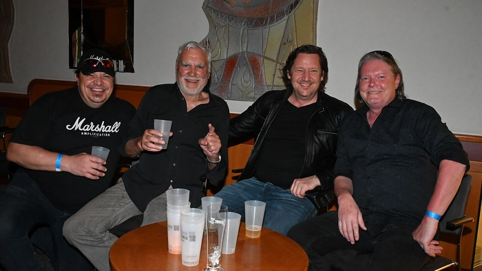 „Welcome“, „Stoarkstrom“, „Freak Out“ und „Roaring Sixties“ – in dieser Reihenfolge rockten die vier legendären Murtaler Bands das ehrwürdige Kulturhaus. Und den zahlreich erschienenen Rockfans gefiel es bestens.