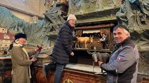 Die beiden Restauratorinnen Erika Thümmel und Heidelinde Fell sowie Krippenmeister Horst Hilberger haben die Krippe für den Stop-Motion-Film in Szene gesetzt (hier noch vor der nicht-renovierten Krippe)