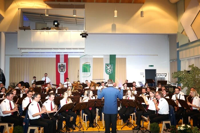 Mit einem „Gruß aus Wien“ von Robert Stolz erfolgte der musikalische Auftakt der Werkskapelle unter Kapellmeister Markus Poier.