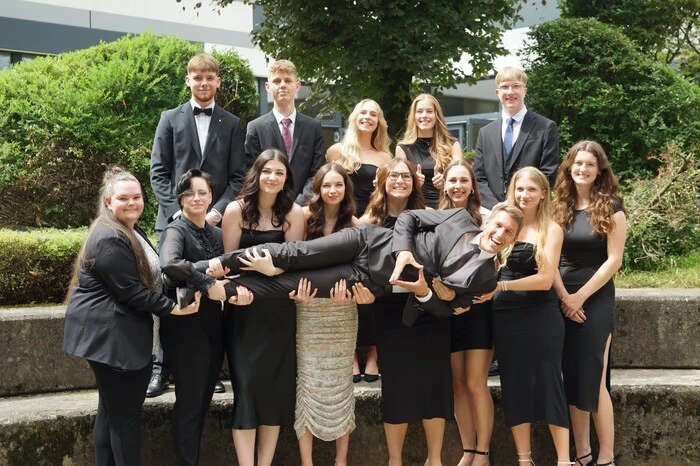 Die Bautechnik-Maturaklasse 5AHBTH trägt ihren Klassenvorstand auf Händen