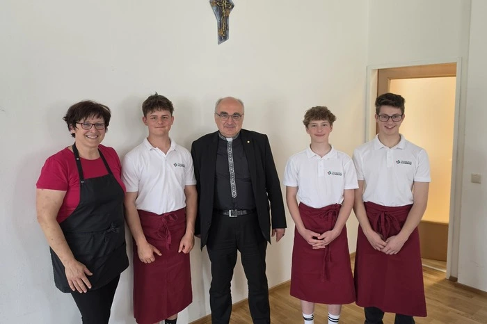 Auf dem Besuchsprogramm stehen neben dem gemeinsamen Feiern von Gottesdiensten Treffen mit haupt- und ehrenamtlichen Mitarbeiterinnen und Mitarbeiter in den Pfarren, Treffen mit unterschiedlichen Gruppen und Besuche in Kindergärten, Pflegeheimen oder im Krankenhaus. Hier in der Fachschule Kobenz.
