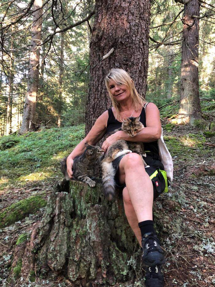 Andrea Pirker in ihrem Wald, mit ihren Katzen Cindy und Cleo