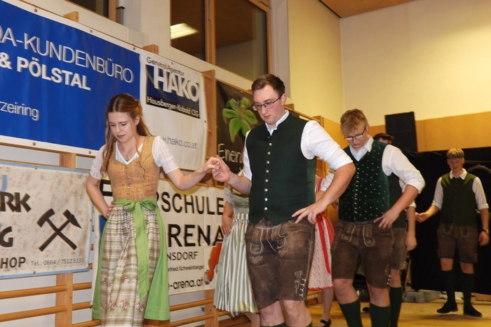 Der festliche Auftakt erfolgte mit einer einstudierten Eröffnungspolonaise, präsentiert von der Tanzschule Mandy.