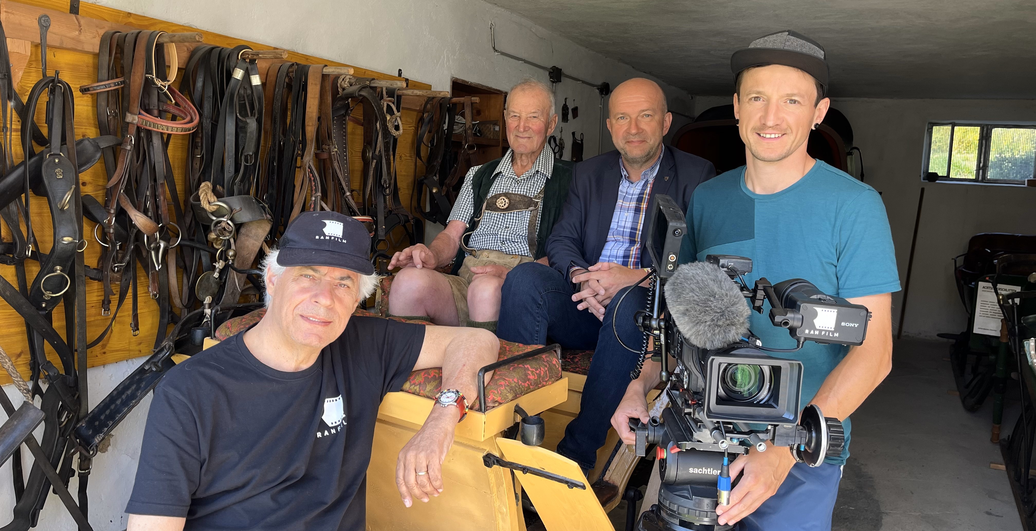 Filmdreh im Bauernmuseum – Regisseur Alfred Ninaus mit Altbauer Alfred Bacher, Bürgermeister von St. Marein-Feistritz Bruno Aschenbrenner und Kameramann Michael Gügerl