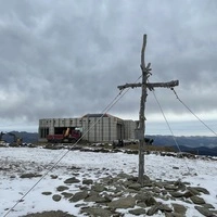 Das Rosenkranz-Gipfelkreuz mit der neuen Bergstation im Hintergrund