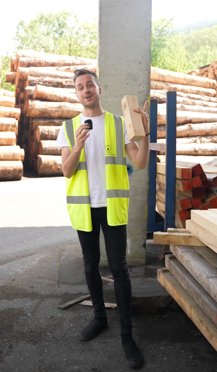 Influencer Julian Faist am Werksgelände von Schaffer Holz