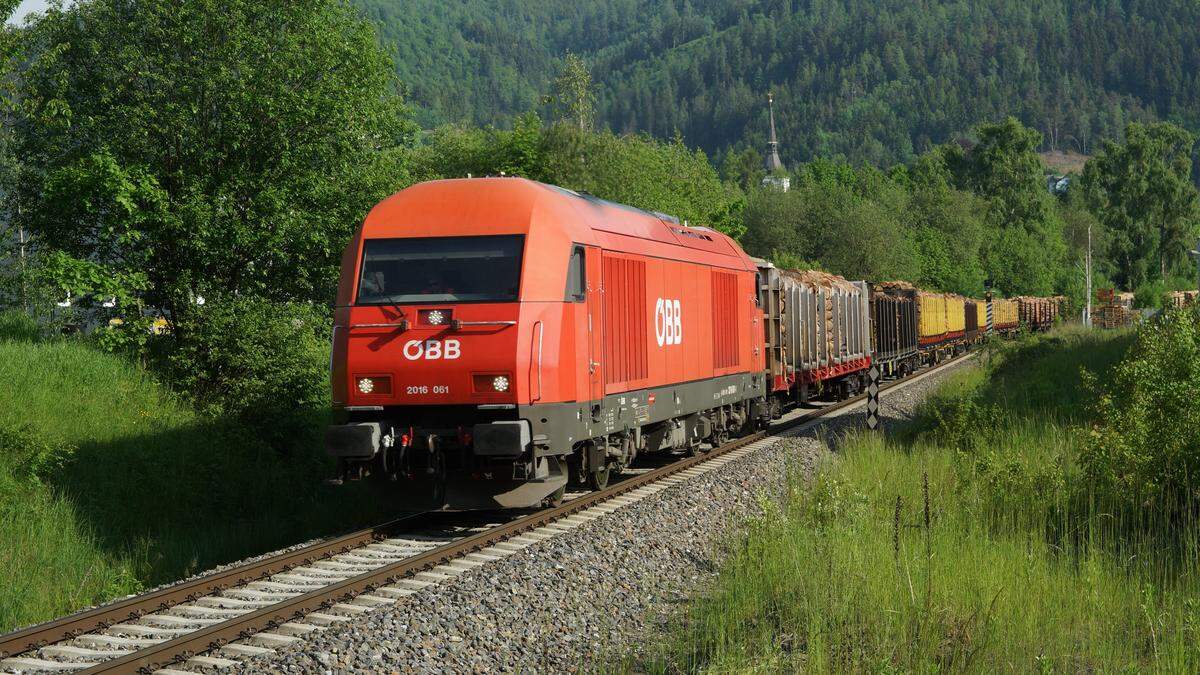 Dieselloks ziehen momentan Güterzüge mit bis zu 800 Tonnen Gewicht zur Zellstofffabrik Pöls. Nach dem Ausbau werden dort E-Loks fahren