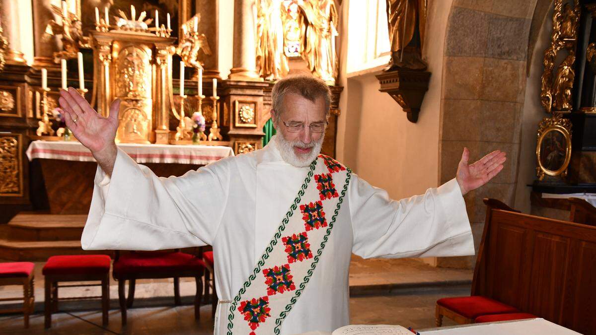 In den Sommermonaten spendet Diakon Rupert Unterkofler bei sonntäglichen Gottesdiensten den Wettersegen.