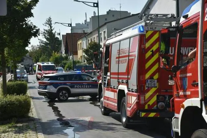 ABD0024_20250813 - MDLING - STERREICH: ZU APA0157 VOM 13.8.2025 - Bei Arbeiten an einer Gasleitung am Mittwochvormittag, 13. August 2025 in Mdling hat sich ein Unfall ereignet. Es drfte zu einer Explosion gekommen sein. Im Bild: Einsatzkrfte, aufgenommen am Mittwoch in Mdling. - FOTO: APA/MONATSREVUE.AT/THOMAS LENGER