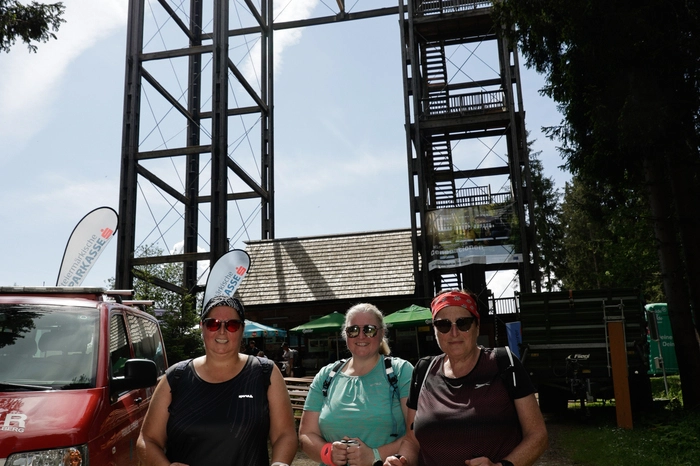 Den Höhepunkt stellte der anschließende Festakt „25 Jahre Alpensteig Tremmelberg“ beim Turm im Gebirge dar. „Eine kürzlich von der Wirtschaftskammer Murtal durchgeführte Erhebung hat ergeben, dass pro Woche mindestens 1400 Leute auf den Tremmelberg wandern“, freute sich Obmann Kranz. Er sei damit geradezu prädestiniert dafür, hier Informations- und Wissensaustausch zum Thema Wald, Energie, Landwirtschaft, Jagd und der Abtei Seckau praktisch „im Vorbeigehen“ zu ermöglichen. 