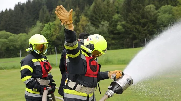 Die Faszination für die Feuerwehr kennt keine Altersgrenzen. Dies zeigte sich am 10. Mai, an dem angefangen vom 16-jährigen bis zum 68-jährigen Feuerwehrmann alle an der Branddienstleistungsprüfung in der Rachau teilnahmen.

