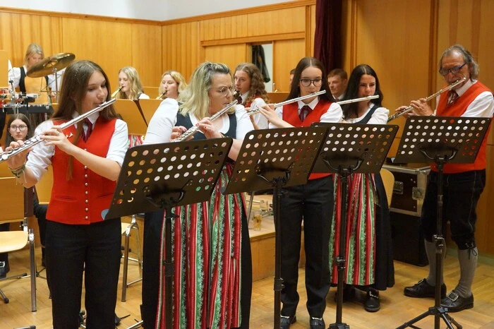 Den Konzertauftakt bestritt das Jugendblasorchester des Musikvereins. Anschließend folgte die Begrüßung durch Obmann Franz Gruber.