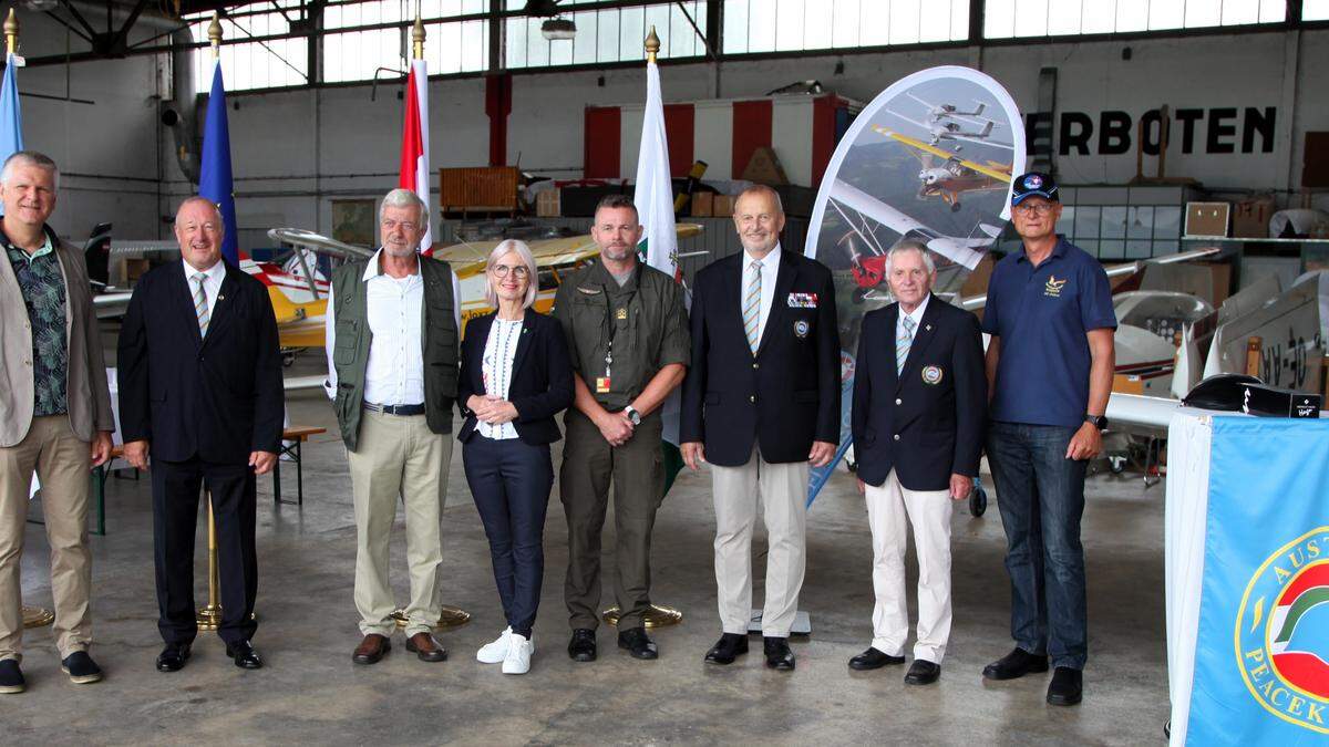 General a. D. Günter Höfler, Oberst Thomas Burgstaller, Landtagspräsidentin Gabriele Kolar, Kasernkommandant Oberst Ewald Papst, Generalmajor a. D. Nikolaus Egger, Vizeleutnant i. R. Günter Spiel und Markus Zinner, Obmann der Sportfliegergruppe