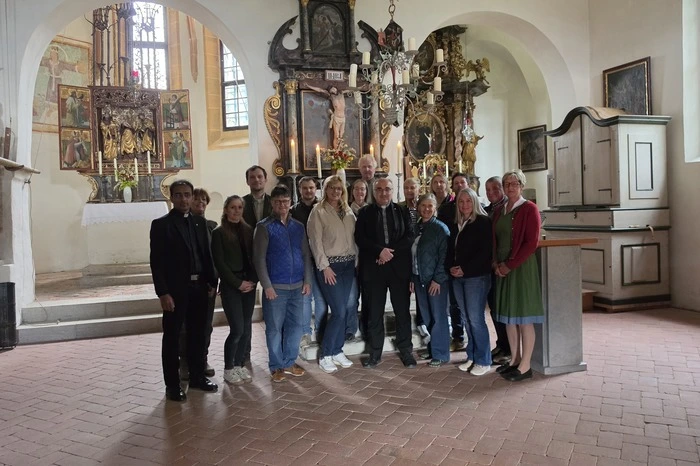 Am 10. Mai um 10 Uhr feiert der steirische Oberhirte einen Jubiläumsgottesdienst in der Stadtpfarrkirche Knittelfeld: Vor 70 Jahren wurde das Gotteshaus neu eingeweiht, nachdem es im Februar bei Bombenangriffen auf die Stadt schwer beschädigt worden war. Hier ist Krautwaschl zu Besuch in St. Benedikten