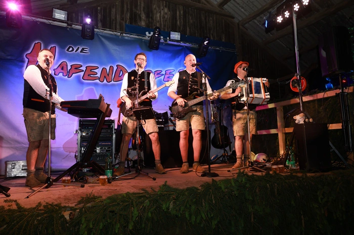 Für die musikalische Unterhaltung sorgte die steirische Party- und Unterhaltungsband „Die Hafendorfer“, deren abwechslungsreiches Stimmungs- und Unterhaltungsprogramm für volle Tanzböden sorgte.