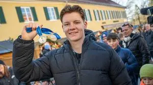 Vizeweltmeister Luca Weinhandl kommt nach U17 WM in Heimatgemeinde Fernitz-Mellach zurück, 30.11. 2025.