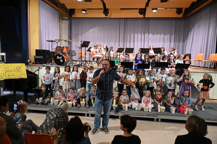 Zwei Musiklehrerinnen und ein Musiklehrer wurden außerdem in den Ruhestand verabschiedet und erhielten kleine Geschenke.