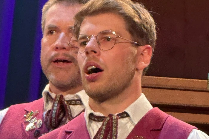 Gesegnet mit hervorragenden Stimmen trat fast jeder Sänger auch solistisch auf. Ein 90-minütiges Programm war ebenso dank der launigen Moderation von Elwitschger möglich. Mit ganz viel Applaus und Bravi wurde der Männerchor bedacht, der seine musikalische Strahlkraft vielleicht auch aus der geheimnisvollen Tiefe des Millstätter Sees schöpft.