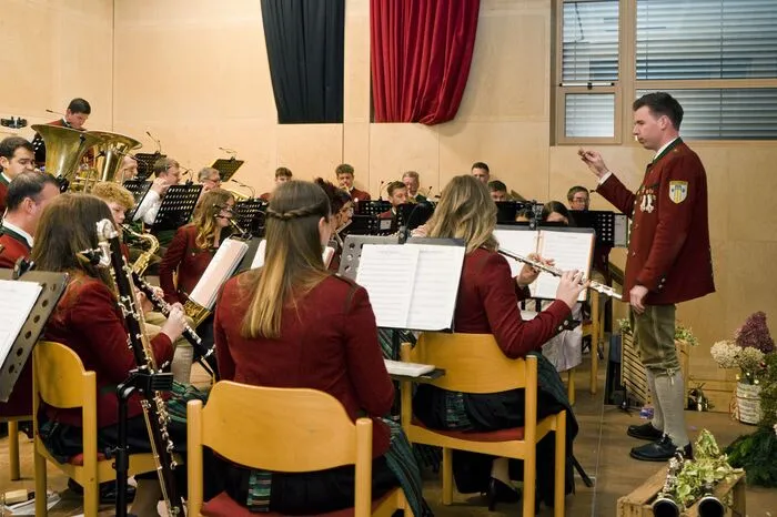 Im Rahmen des Konzertabends wurden auch langjährige Mitglieder geehrt: Für 15 Jahre (Silber): Elisabeth Hartensteiner und Christa Sundl sowie für 25 Jahre (Silber-Gold): Karl-Heinz Hammer und Christopher Reibenbacher. Als neue vollwertige Mitglieder erhielten zudem Romy Ramberger, Michael Schweiger, Elisa Hübler und Marie Edlinger ihren Jungmusikerbrief.