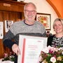 Hubert Pobatschnig mit Gattin Lieselotte mit der Ehrenurkunde zum 30-Jahr-Jubiläum als Unternehmer.