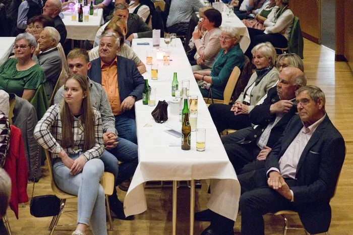 Der bis auf den letzten Platz gefüllte Saal zeugte vom großen Interesse der Bevölkerung. Mehrere hundert Besucher ließen sich das musikalische Muttertagsgeschenk nicht entgehen und dankten den Mitwirkenden mit begeistertem Applaus.