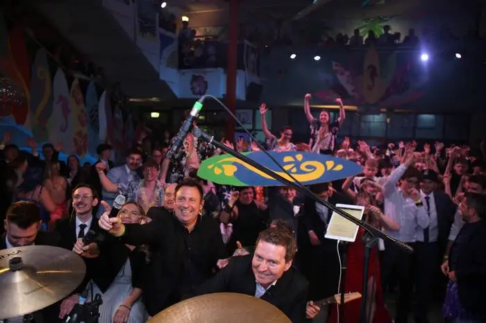 Die Band Skylight begeisterte mit Rockmusik, Evergreens und Swing.
