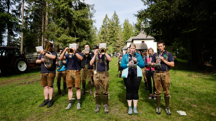 Auf Initiative von Matthias Kranz, Obmann des Steirischen Agrar- und Umweltclubs, wurde am Pfingstmontag im Rahmen des Leaderprojektes „Seckauer Alpensteig“ der fertiggestellte Wald- und Naturlehrpfad vorgestellt. Vom Turmparkplatz in Sachendorf am Wasserhochbehälter vorbei sind bis zur Waldschule am Tremmelberg über einen Rundwanderweg 55 Tafeln zum Thema Wald, forstliche Bewirtschaftung, Energie und Umwelt montiert worden. 