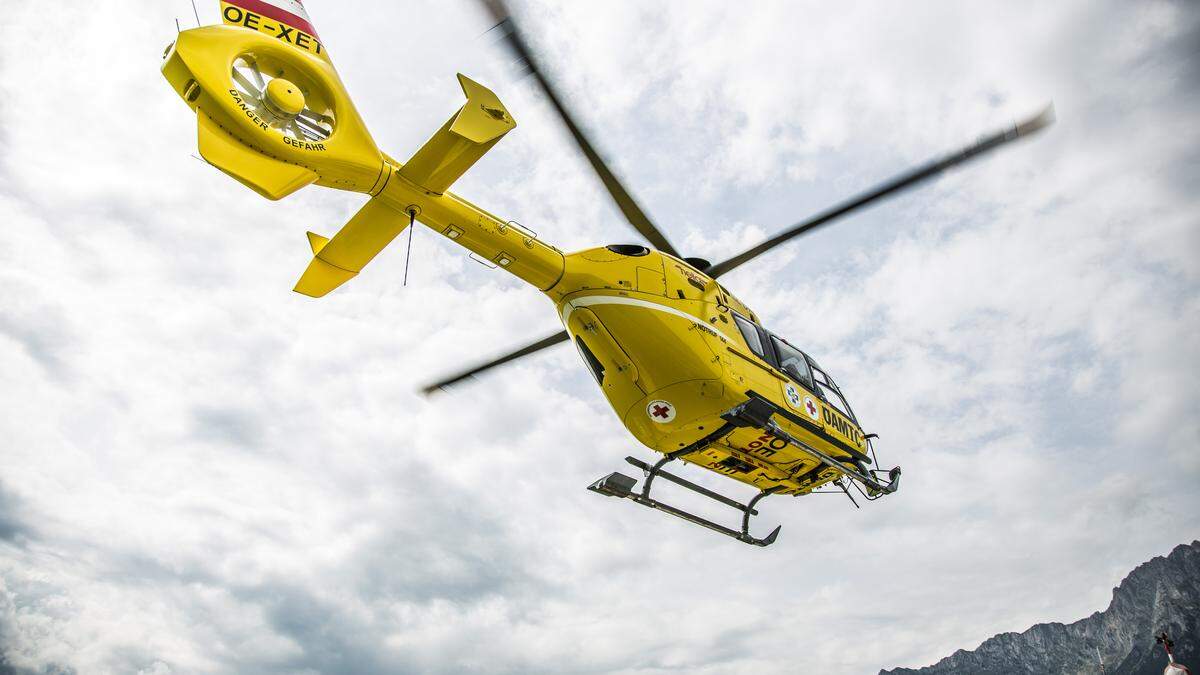 Der 48-Jährige wurde mit dem Rettungshubschrauber in das Uniklinikum Graz geflogen