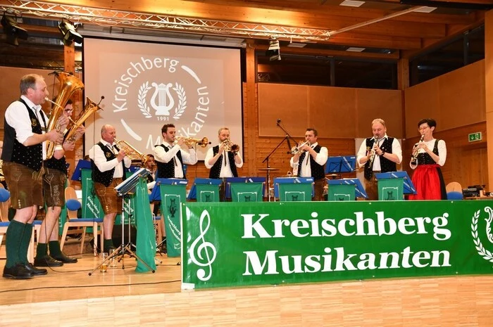 Das Konzertprogramm wurde eröffnet mit „Mons Solus“, eine Komposition von Lorenz Eibegger vom Musikverein Althofen.