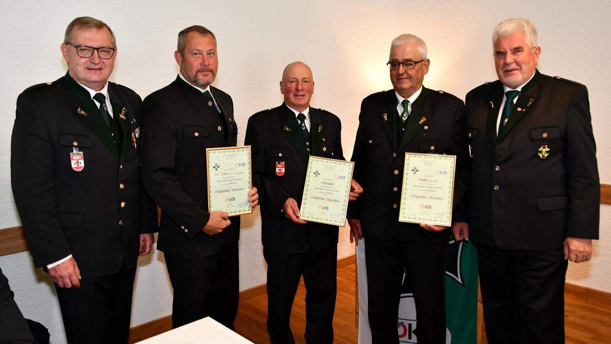 Urkunden wurden verteilt | Für die besten Neuanwerber wurden ebenfalls Urkunden verteilt: Von links Bezirksobmann Manfred Pfandl, Rene Kobald (St. Peter), Franz Reif (Oberwölz), Anton Rinner (Stadl) und Obmannstellvertreter Siegfried Feiel 