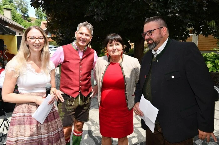 Am Sonntag wurde nun das halbrunde Jubiläum gefeiert: So waren etwa der MV Mühlen, der MGV „Zirbitzkogel“ Mühlen, die Kulmer Schuhplattler und Bergfex bei einem Frühschoppen zu hören und zu sehen. Als Gratulanten stellten sich unter anderem LH-Stellvertreterin Manuela Khom, Bürgermeister Mario Pichler, WKO-Obmann-Stellvertreter Albert Brunner und WKO-Referent Armin Bacher ein