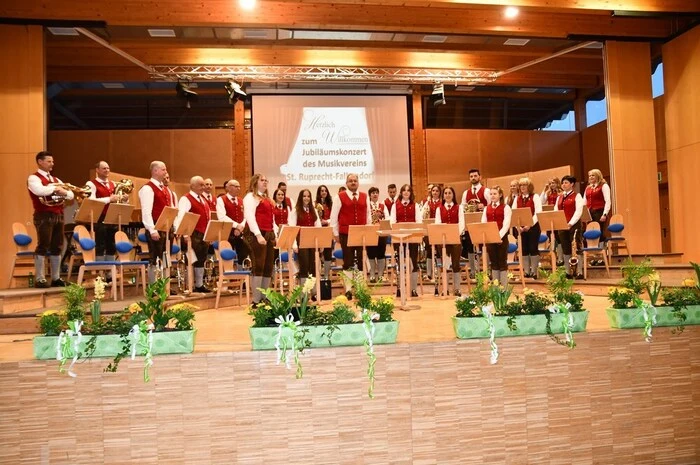 Unter den 41 Musikerinnen und Musiker fanden sich auch jene drei Kapellmeister, die in den vergangenen Jahrzehnten den Taktstock schwangen: Ernst Edlinger, seine Tochter Petra – und seit 2016 Johannes Oberreiter. Höhepunkt des Jubiläumsjahres ist ein zweitägiges Fest vom 11. bis 12. Mai.