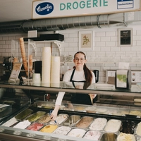 „Aus‘gsteckt is!“, möchte man rufen, wie zur Heurigen-Saison – doch statt Sturm gibt es herrliches Eis in der „Drogerie“
