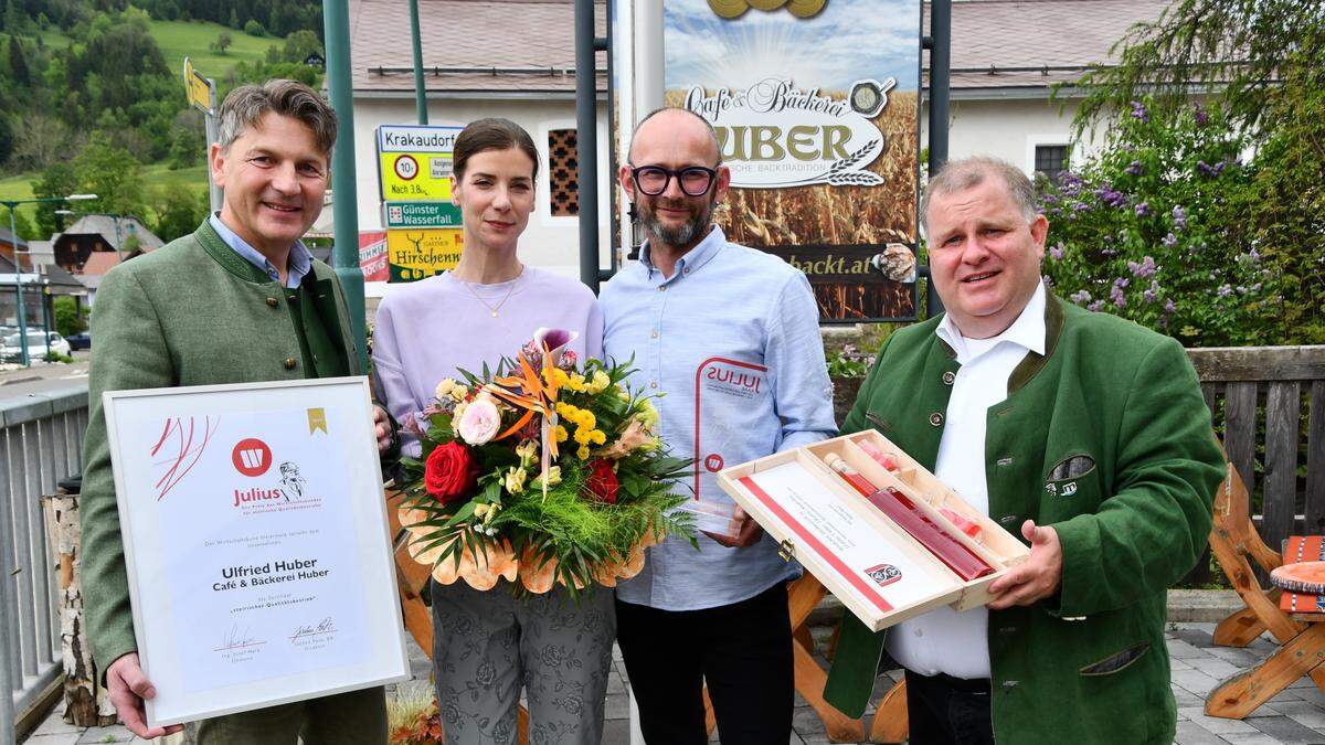 Überreichung der Auszeichnung: Wirtschaftsbund-Obmann Albert Brunner, Partnerin Viktoria mit Ulfried Huber und der Schöderer Bürgermeister Klaus Kollau